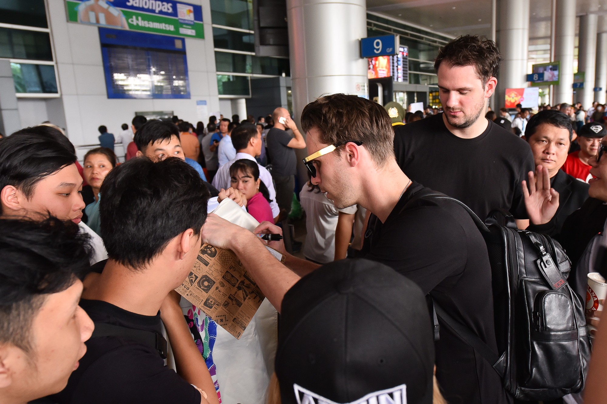 Armin van Buuren đ&atilde; đến Việt Nam, sẵn s&agrave;ng cho đ&ecirc;m nhạc Armin van Buuren by VinaPhone - Ảnh 2.