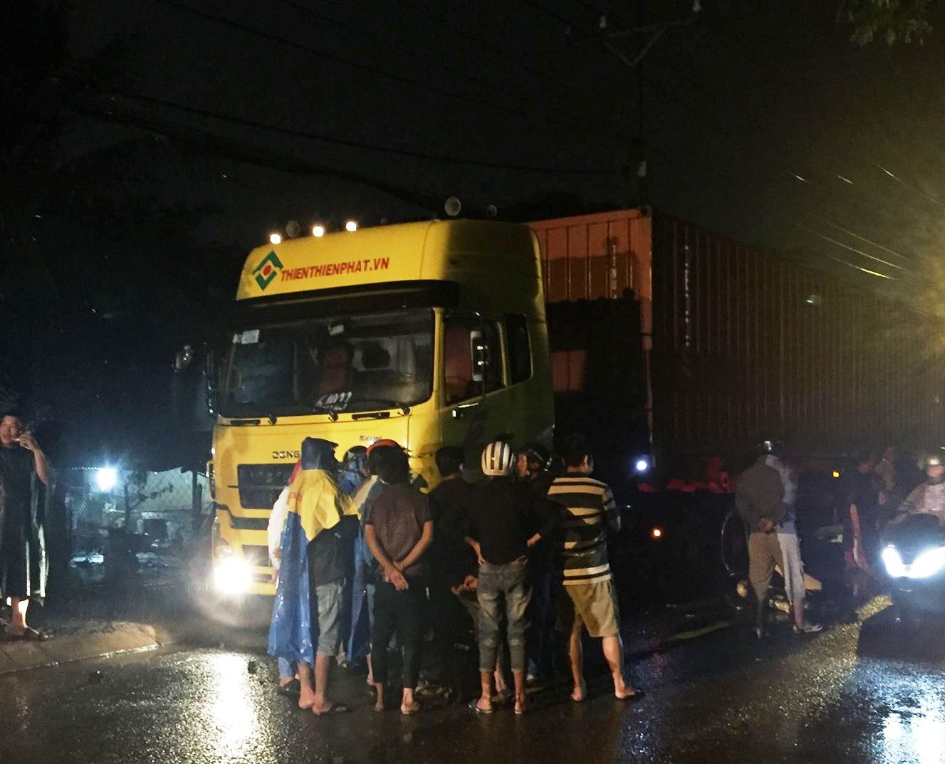 Lưu thông trong giờ cấm, xe container cán chết người