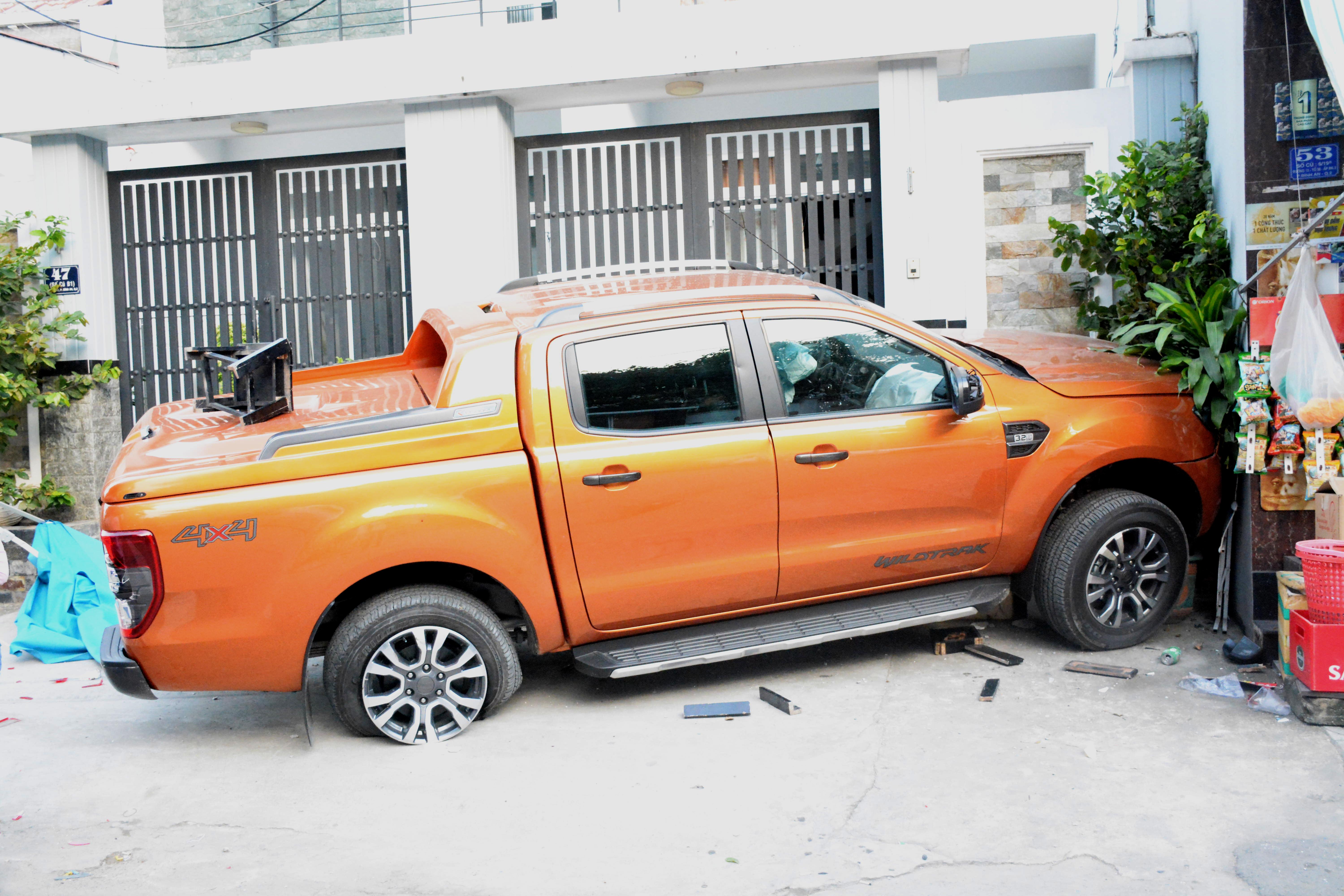 Đứng tr&ecirc;n vỉa h&egrave;, người phụ nữ chết oan trước đầu xe b&aacute;n tải - Ảnh 3.