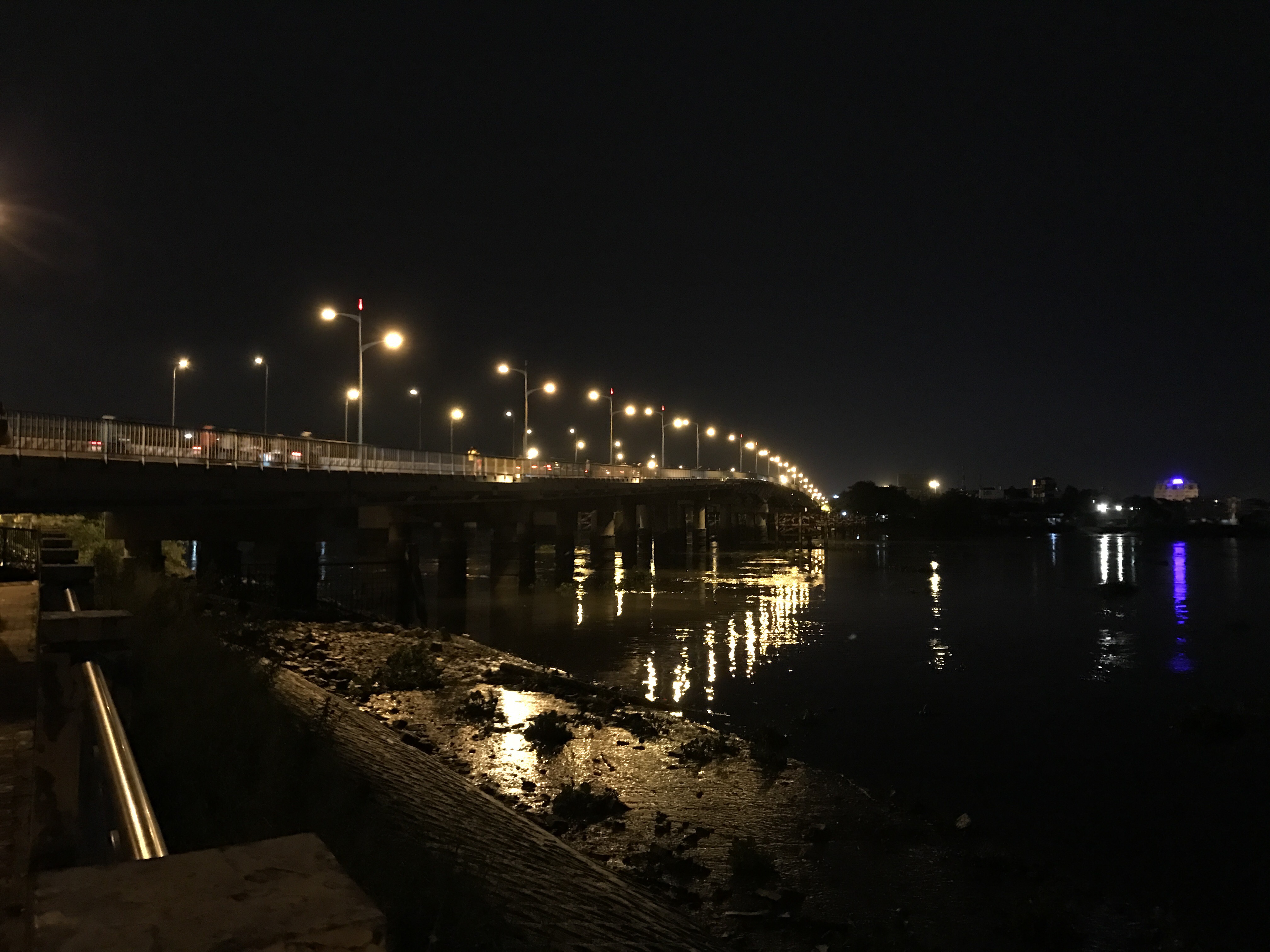 Nhiều giờ lặn tìm nạn nhân nghi rớt sông Sài Gòn - Ảnh 1.
