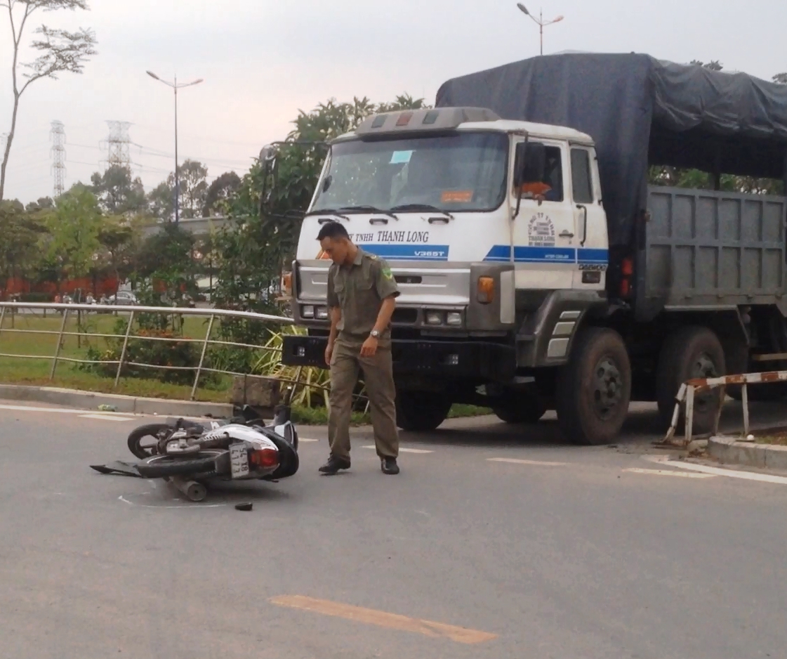 Thanh niên lọt vào gầm xe tải, bị kéo lê hơn 10 m