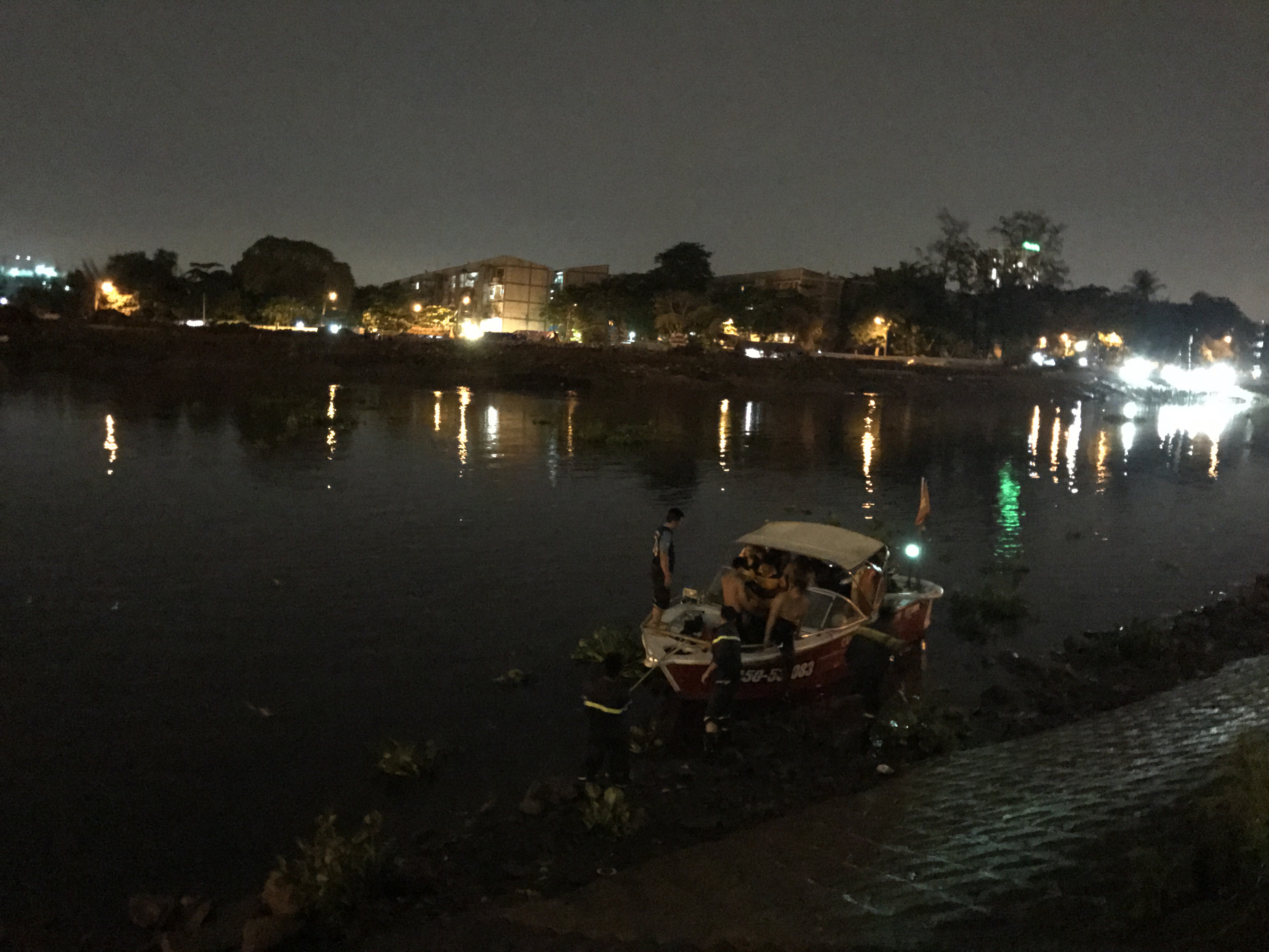 Nhiều giờ lặn tìm nạn nhân nghi rớt sông Sài Gòn