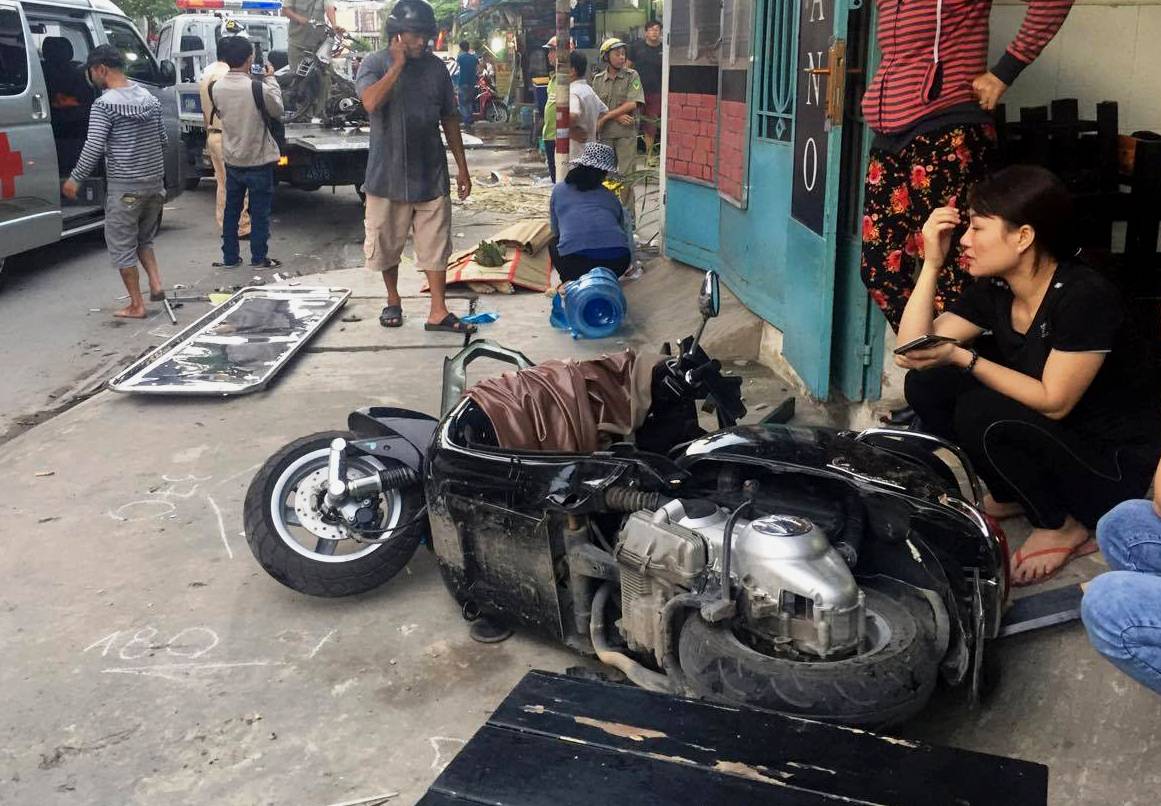 Đứng tr&ecirc;n vỉa h&egrave;, người phụ nữ chết oan trước đầu xe b&aacute;n tải - Ảnh 2.