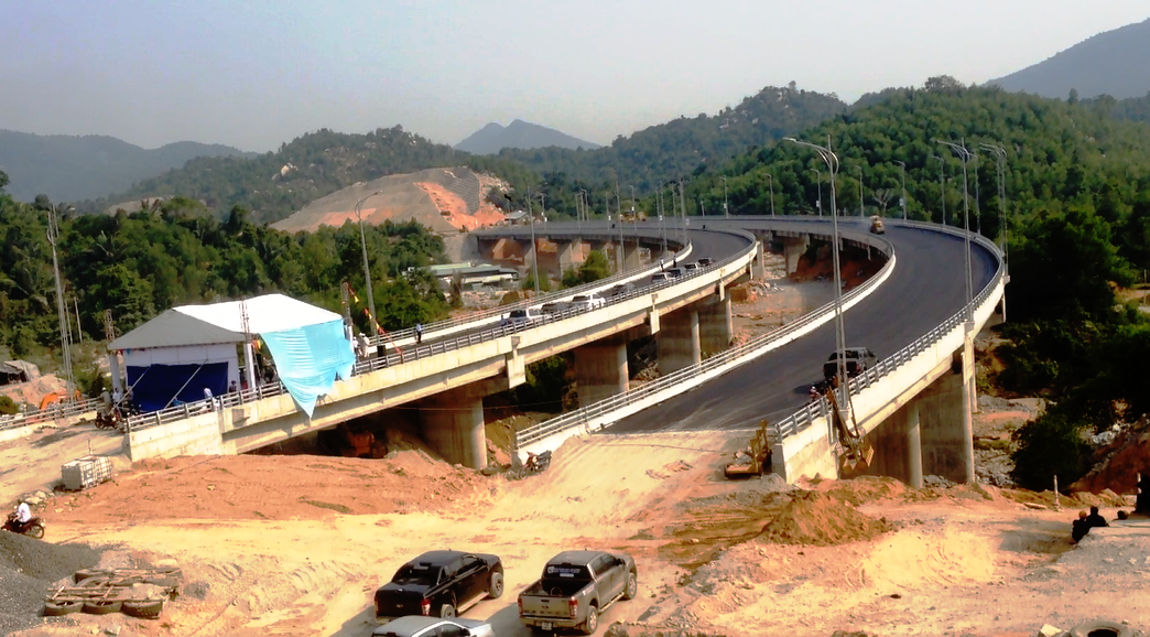 Cây cầu trên đường dẫn vào hầm đang được hoàn thiện