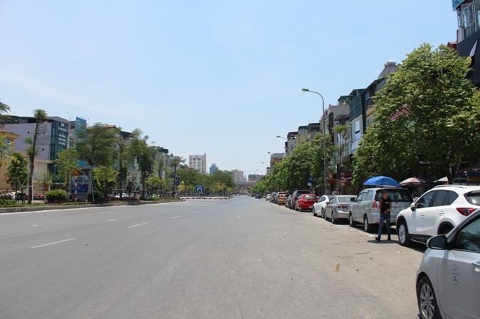 Ngỡ ng&agrave;ng H&agrave; Nội hoang vắng giữa trưa nắng thi&ecirc;u đốt - Ảnh 4.
