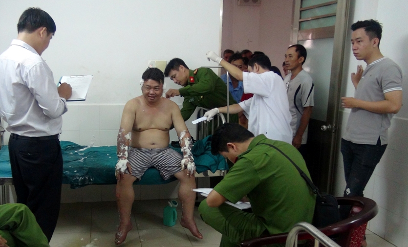 Một người đàn ông bị ném "bom xăng", phỏng nặng