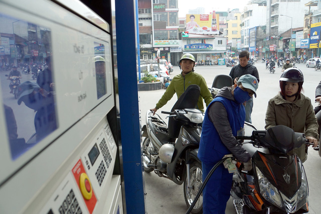 Tăng thuế môi trường xăng dầu lên 8.000 đồng/lít chỉ lợi cho "quản lý"
