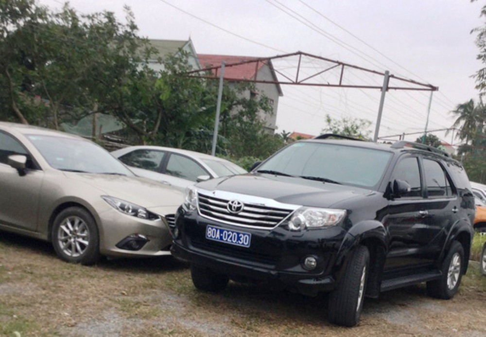 Dùng xe biển xanh đi ăn cưới ở Quảng Bình: Quy định của Chính phủ bị phớt lờ!