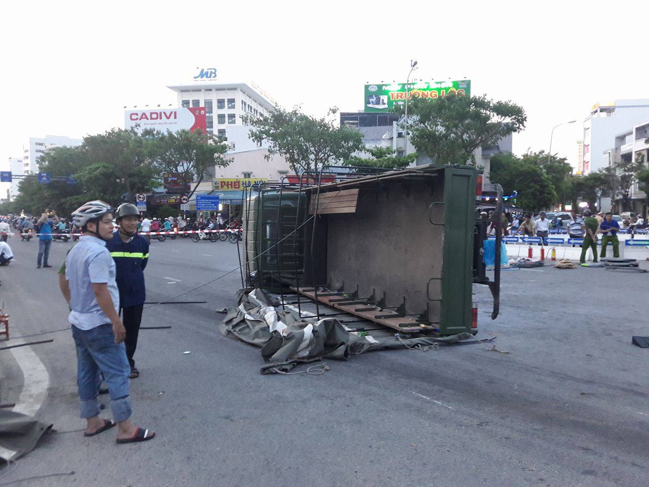 Xe Cảnh s&aacute;t PCCC Đ&agrave; Nẵng chở 26 chiến sĩ bị lật nh&agrave;o 