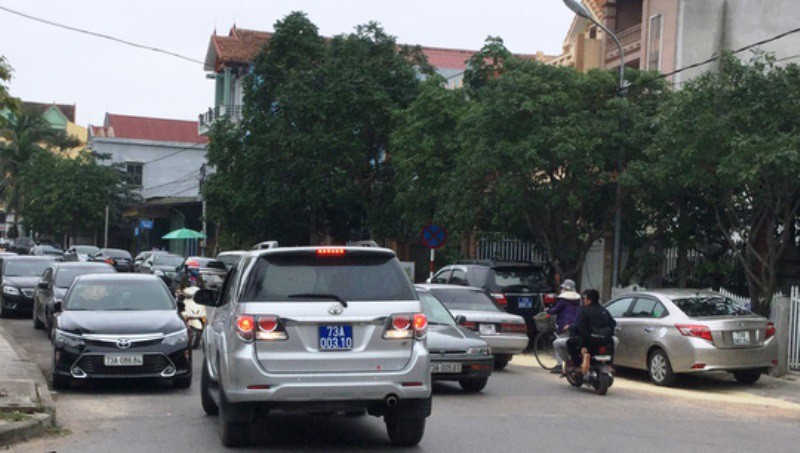 D&ugrave;ng xe biển xanh đi ăn cưới ở Quảng B&igrave;nh: Quy định của Ch&iacute;nh phủ bị phớt lờ! - Ảnh 1.