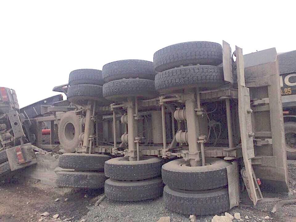 Xe đầu kéo “phơi bụng” trên QL 1A, tài xế và phụ xe nguy kịch