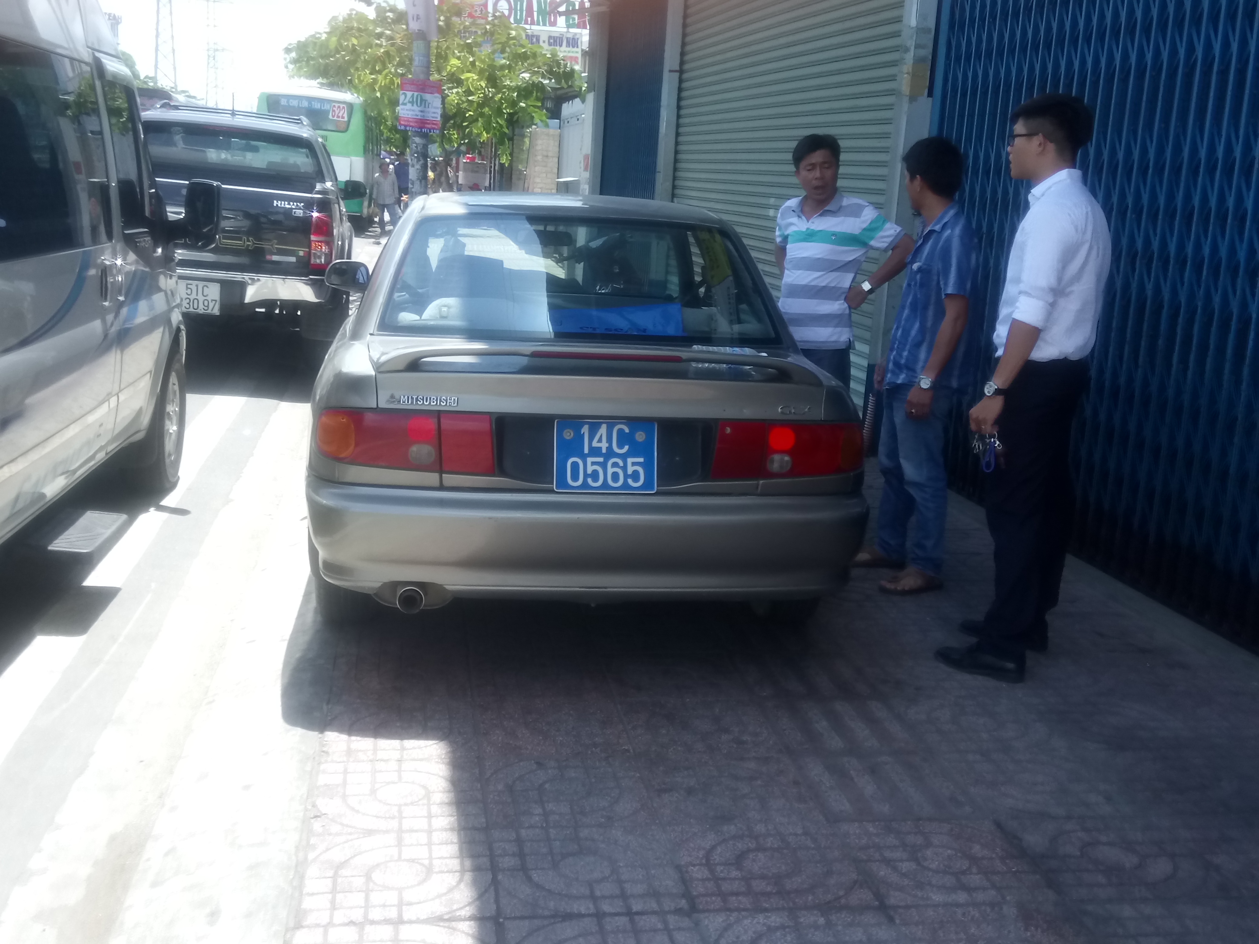 &Ocirc; t&ocirc; g&acirc;y ra tai nạn được người d&acirc;n đẩy v&agrave;o vỉa h&egrave; c&aacute;ch hiện trường 50 m.