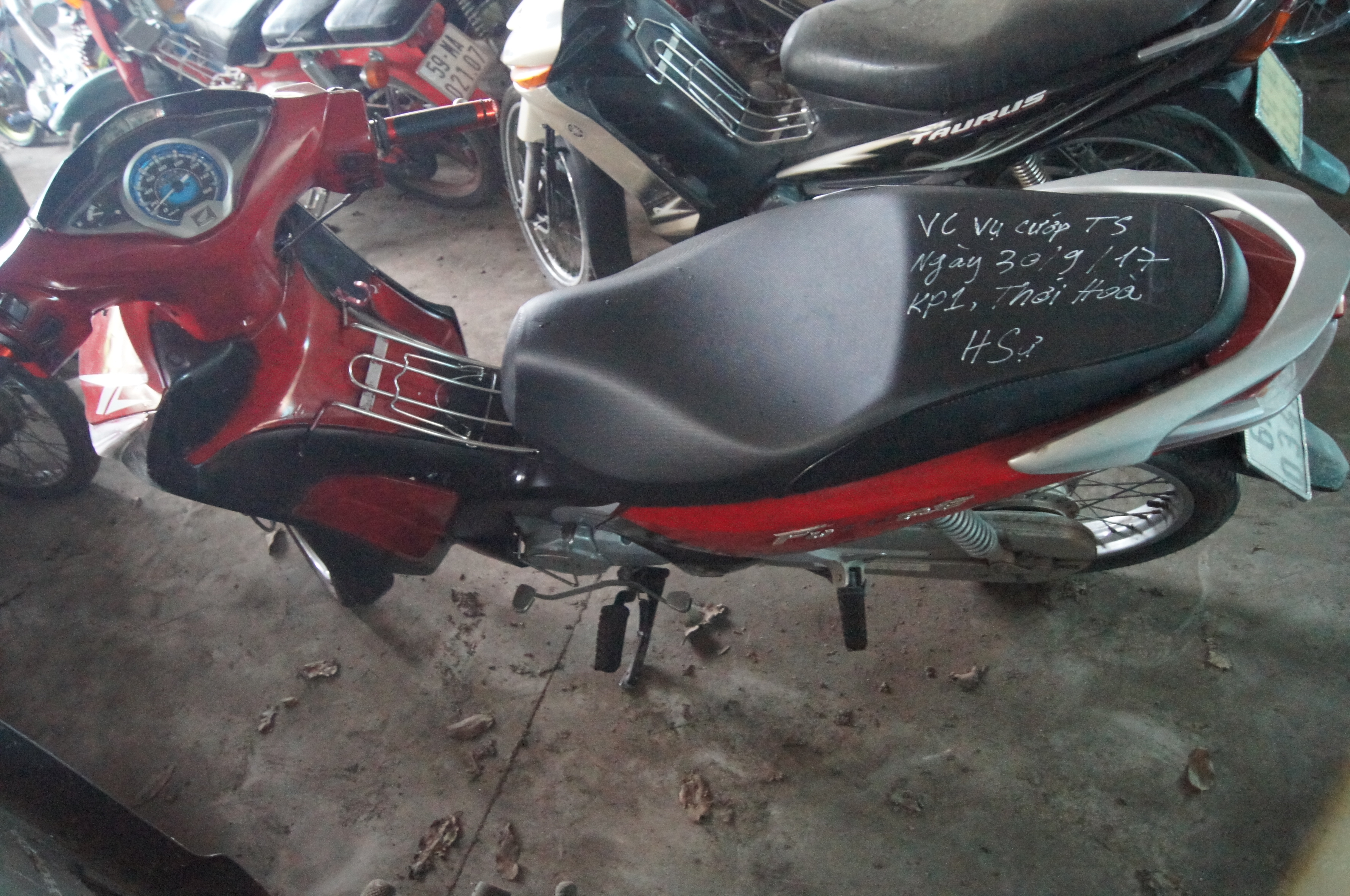 Nhậu say, rủ nhau cầm gậy núp lùm, cướp xe