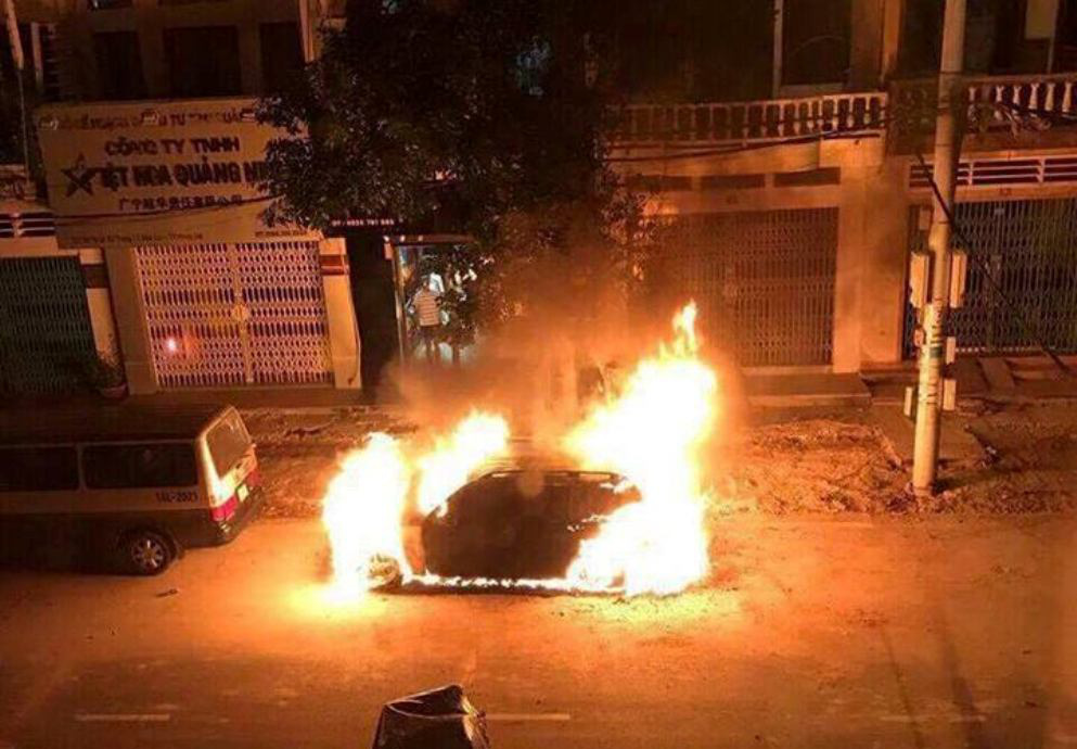 Nghi án xe Mercedes trị giá 2 tỉ đồng bị đốt trong đêm