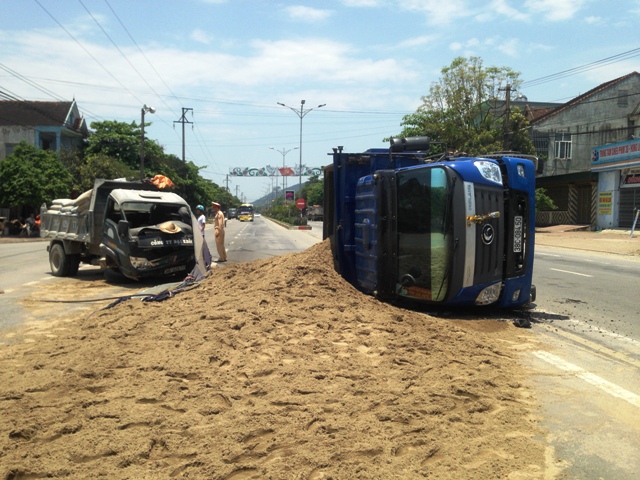 2 xe tải chở vật liệu xây dựng tông nhau, nát đầu