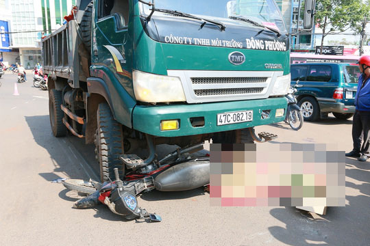 Chết thảm dưới gầm xe tải sau khi băng qua đường