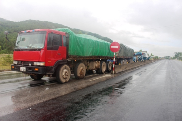 T&ocirc;ng đu&ocirc;i xe đầu k&eacute;o, t&agrave;i xế xe tải chở gas kẹt trong cabin - Ảnh 2.