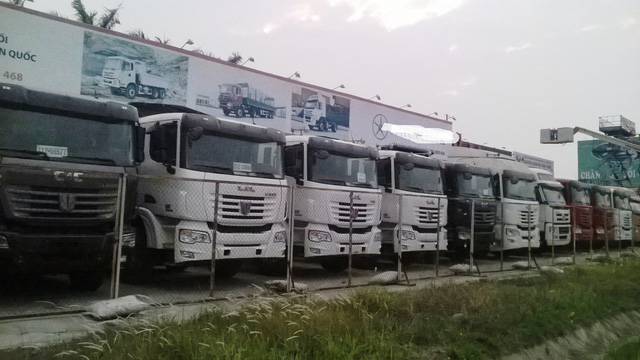 Xe tải Trung Quốc xếp hàng phơi nắng, chẳng ai mua