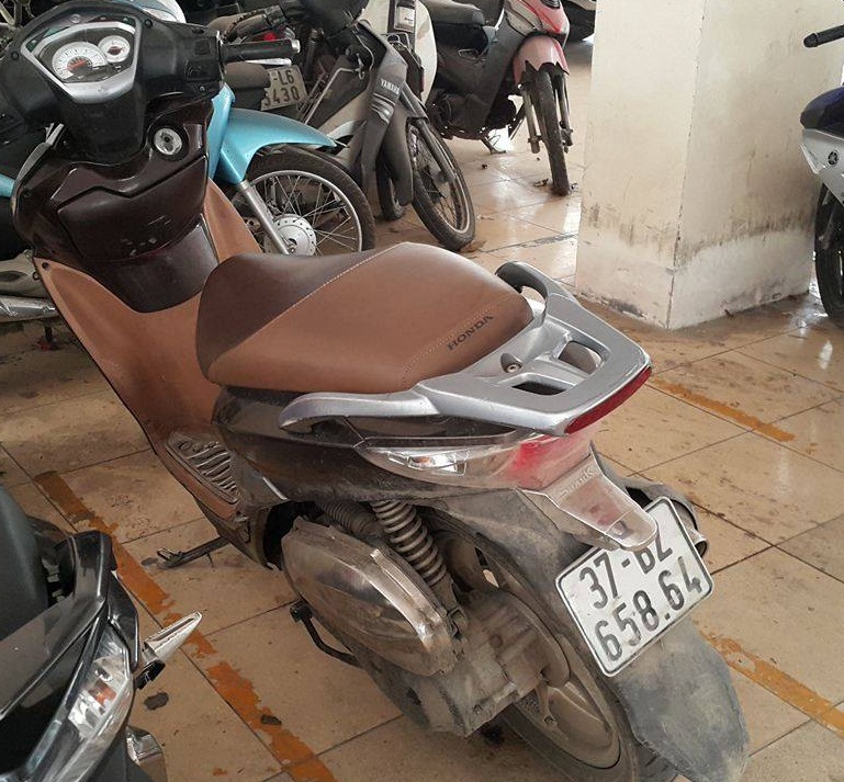 Tạm giữ vợ chồng bóp cổ công an để “cướp” xe SH vi phạm