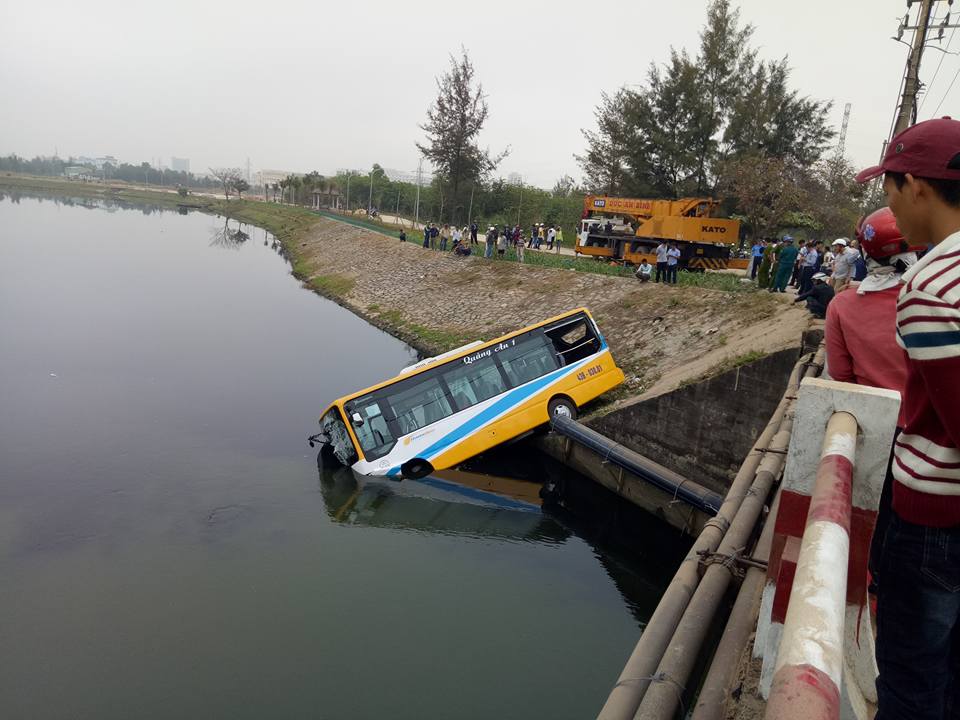 Va chạm với xe tải, xe buýt lao xuống hồ