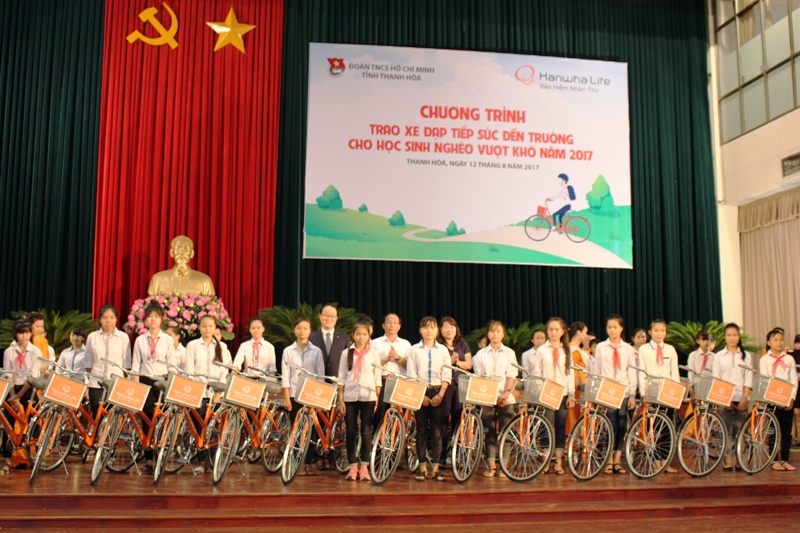 Trao 145 xe đạp cho học sinh nghèo hiếu học