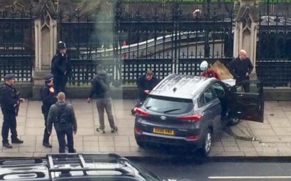 
Chiếc xe đ&acirc;m v&agrave;o h&agrave;ng r&agrave;o b&ecirc;n ngo&agrave;i Cung điện Westminster (t&ograve;a nh&agrave; Quốc hội Anh). Ảnh: Twitter

 
