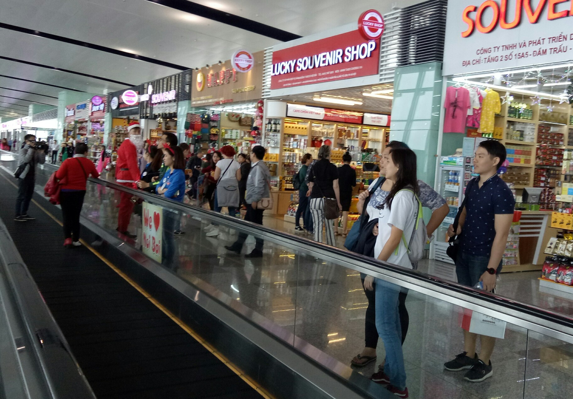 Ngạc nhi&ecirc;n  với kh&ocirc;ng kh&iacute; Gi&aacute;ng sinh ở s&acirc;n bay Nội B&agrave;i - Ảnh 10.