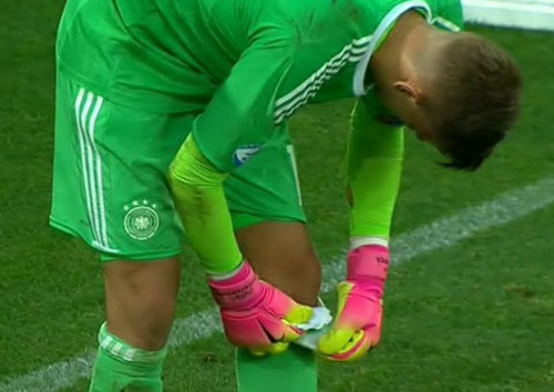 Giấu b&iacute; k&iacute;p trong vớ, thủ m&ocirc;n U21 Đức loại tuyển Anh ở loạt đ&aacute; penalty - Ảnh 2.