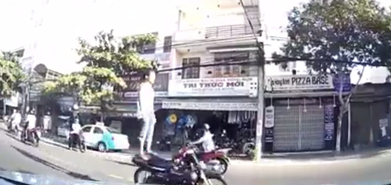 Bắt được thanh niên đi xe máy bằng chân