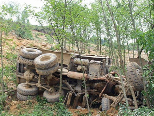 Xe tải lao xuống vực sâu 100 m, 4 người tử vong không ai biết