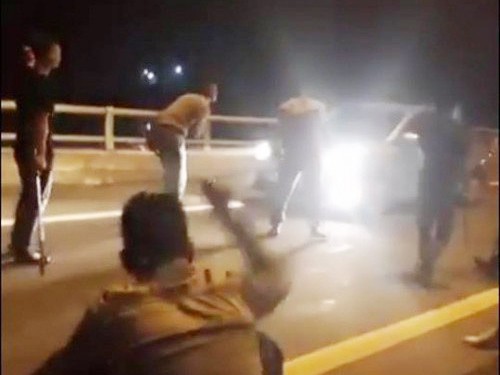 Nhóm thiếu niên chặn xe "xin tiền", thách báo công an đều bỏ học, lêu lổng