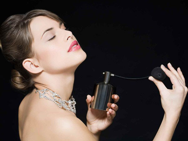 8 b&iacute; quyết để phụ nữ lu&ocirc;n c&oacute; m&ugrave;i hương quyến rũ - Ảnh 2.