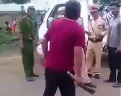 "Bợm nhậu" tát, đòi giết CSGT