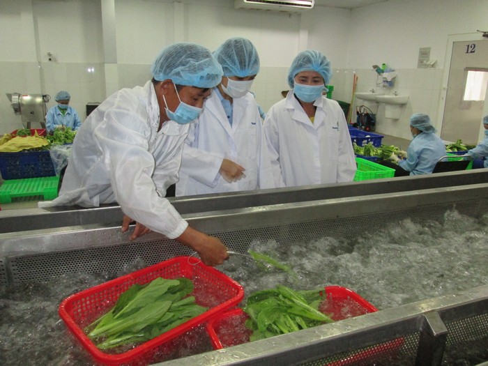 Rau sạch mất đơn h&agrave;ng v&igrave; lệnh cấm xe - Ảnh 1.