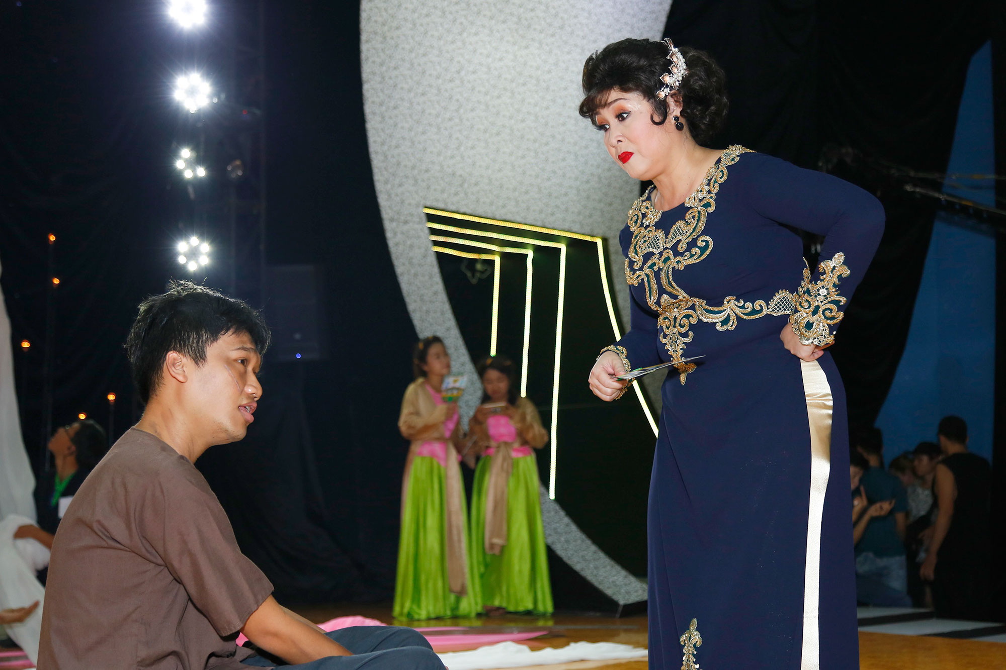 NSND Hồng Vân hướng dẫn diễn xuất cho học trò của mình