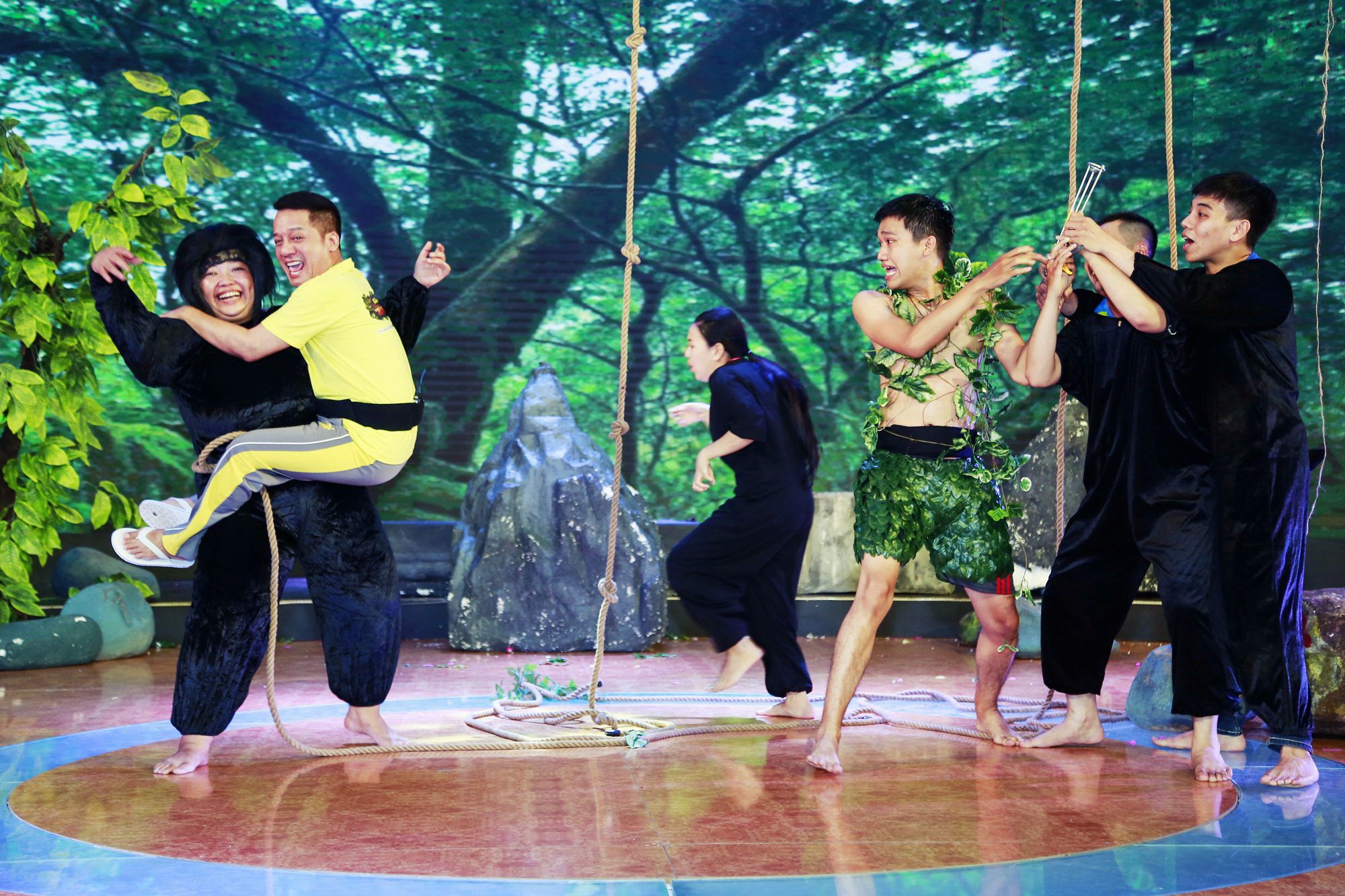 
Xu&acirc;n Nghị h&oacute;a th&acirc;n th&agrave;nh người rừng
