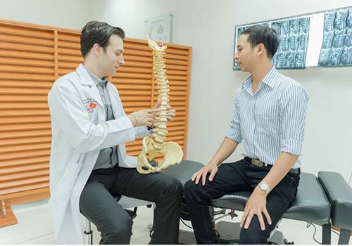 B&aacute;c sĩ hướng dẫn c&aacute;ch chăm s&oacute;c v&agrave; bảo vệ cột sống cho bệnh nh&acirc;n Ảnh: Việt Hương