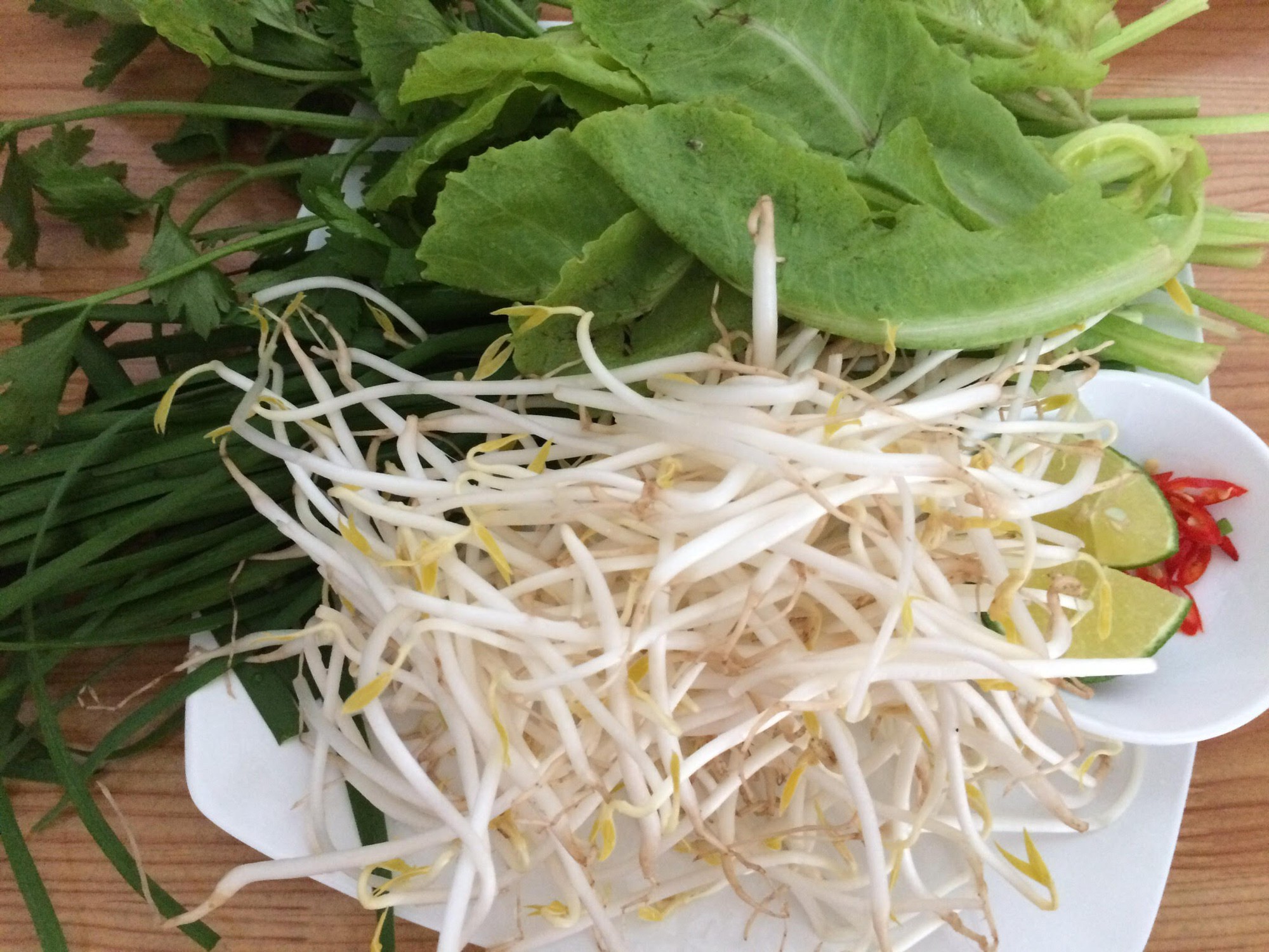Hủ tiếu xương heo: nấu thiệt dễ, ăn thiệt ngon - Ảnh 1.