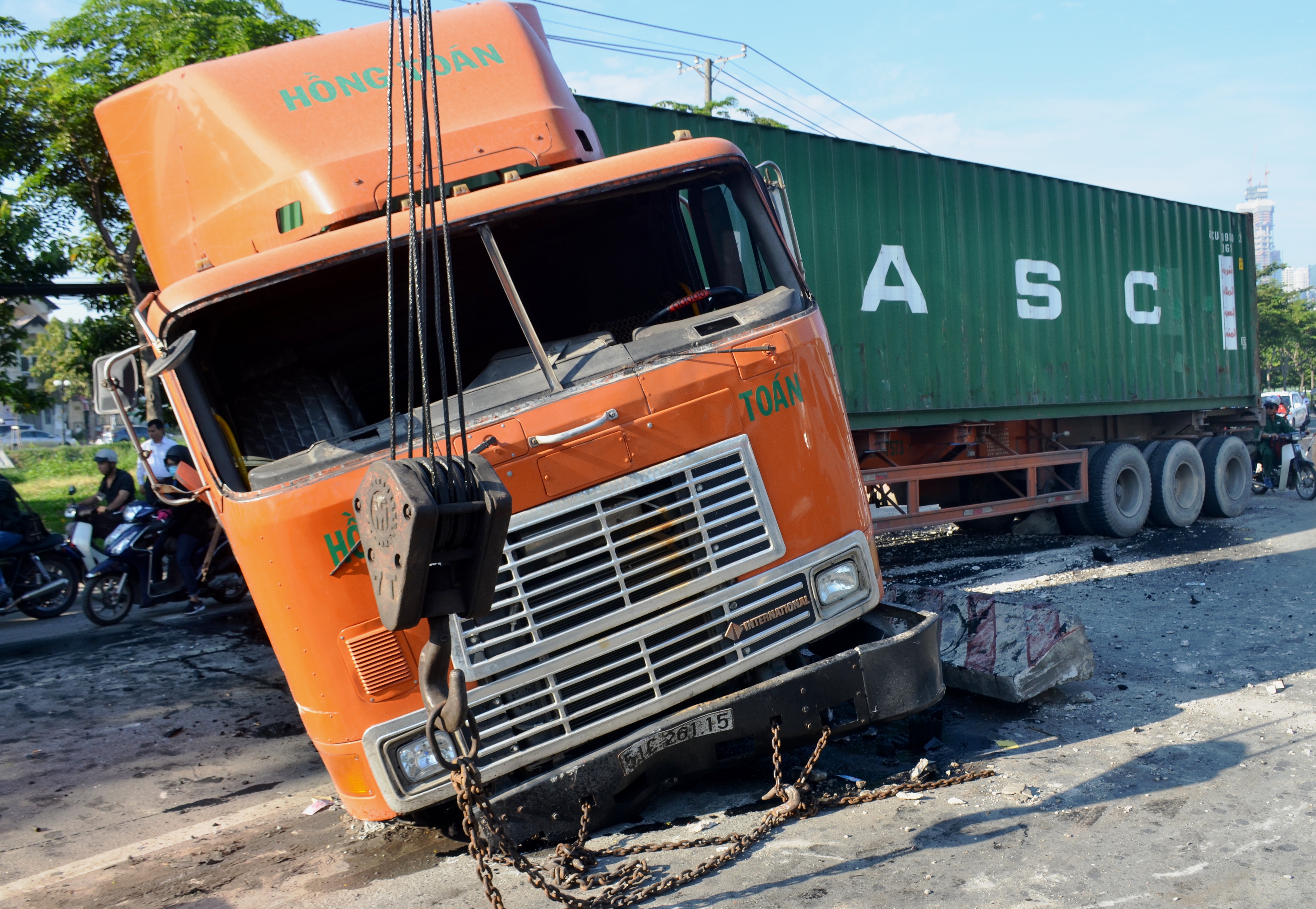 Kinh hoàng xe container “cày” mặt đường dốc cầu Sài Gòn