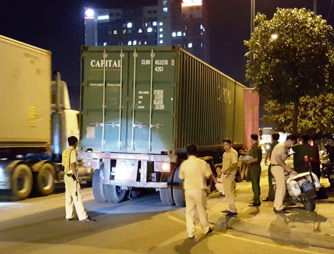 
V&agrave; đ&acirc;y l&agrave; xe container g&acirc;y tai nạn, bị bắt khi t&agrave;i xế chạy khỏi hiện trường gần 500 m
