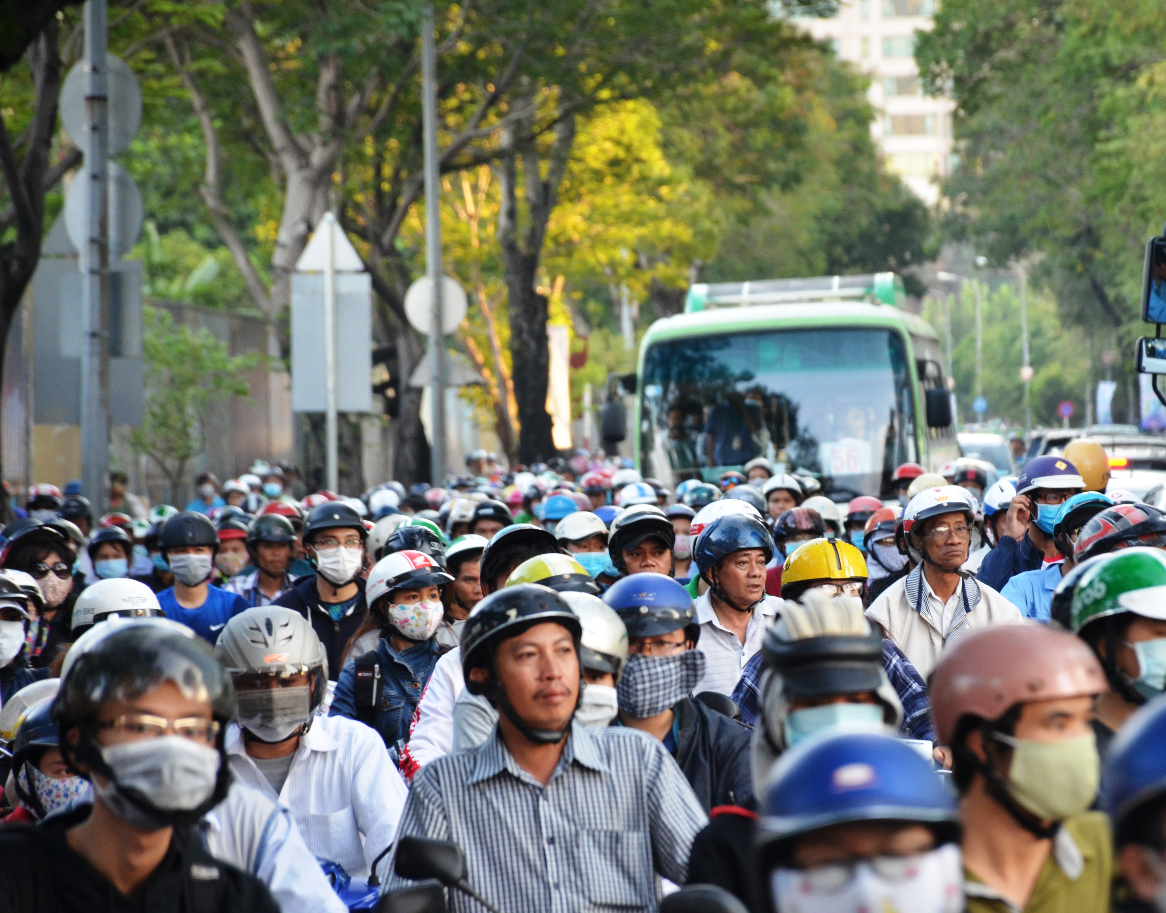 Kẹt xe nghiêm trọng do ảnh hưởng từ vụ tai nạn