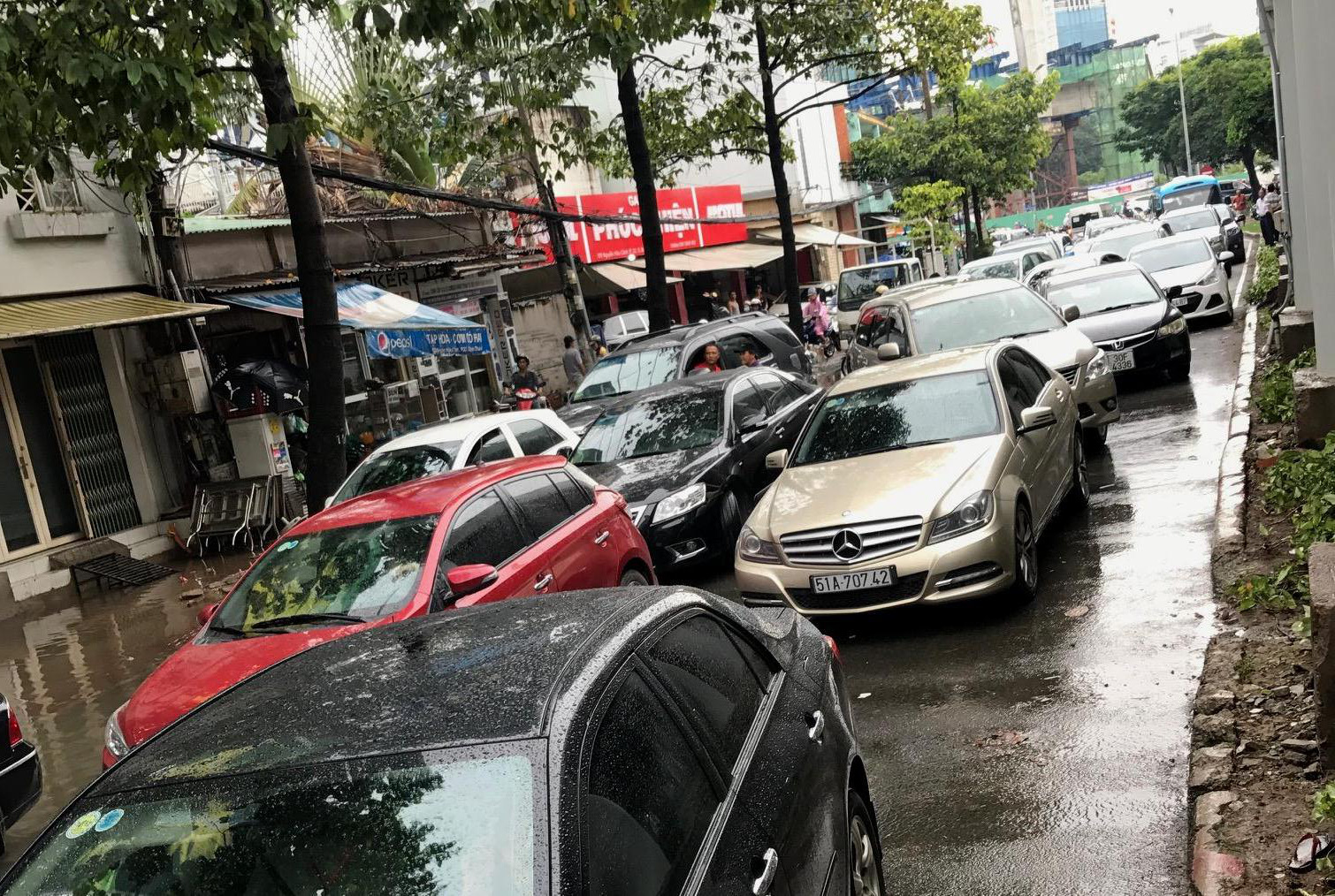 Cây đổ kéo gãy trụ điện, ngập nước gây náo loạn - Ảnh 5.