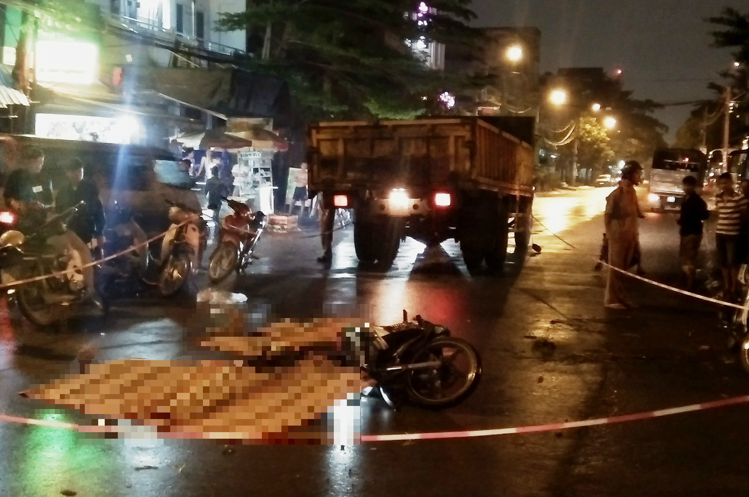 Xe tải t&ocirc;ng xe m&aacute;y, 3 c&ocirc;ng nh&acirc;n trẻ tử vong - Ảnh 1.