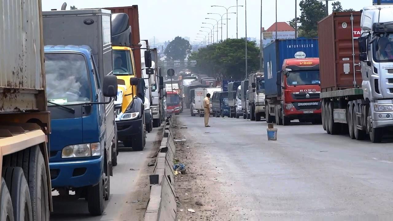 Chạy vào làn ô tô, thiệt mạng trên cầu vượt Sóng Thần