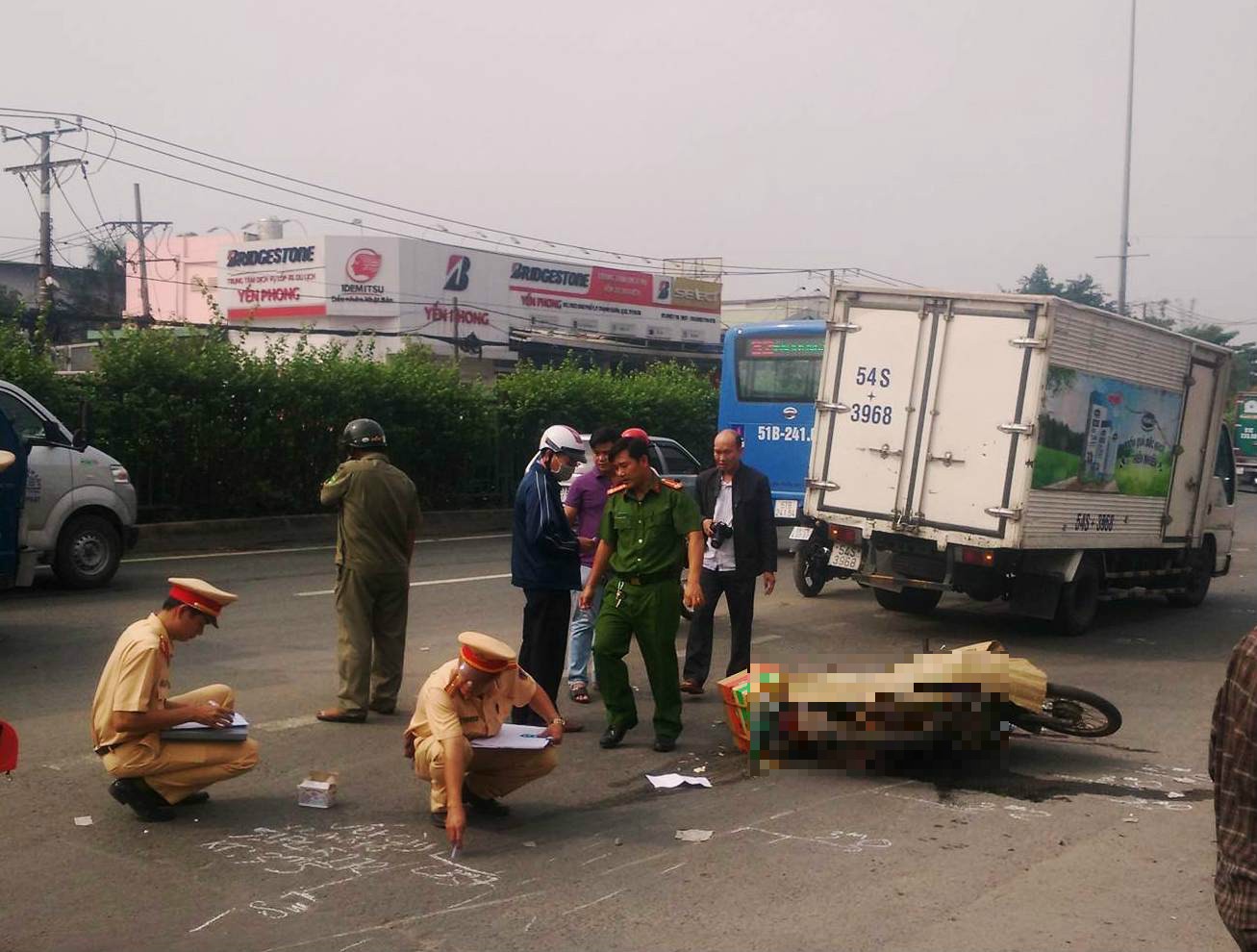 Đôi vợ chồng già gặp họa dưới bánh xe tải