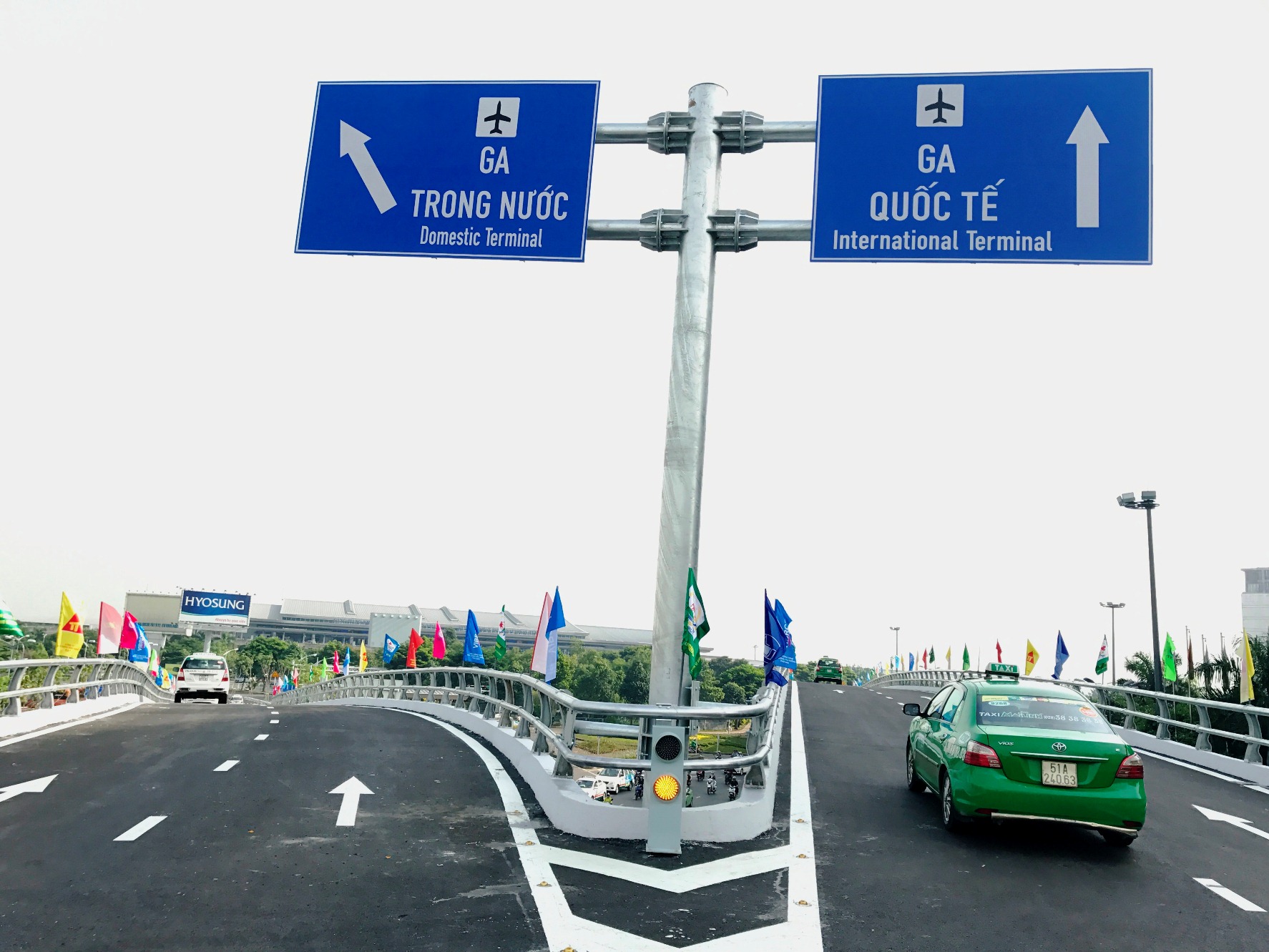 Thông xe cầu vượt ở 2 nút giao cửa ngõ sân bay Tân Sơn Nhất