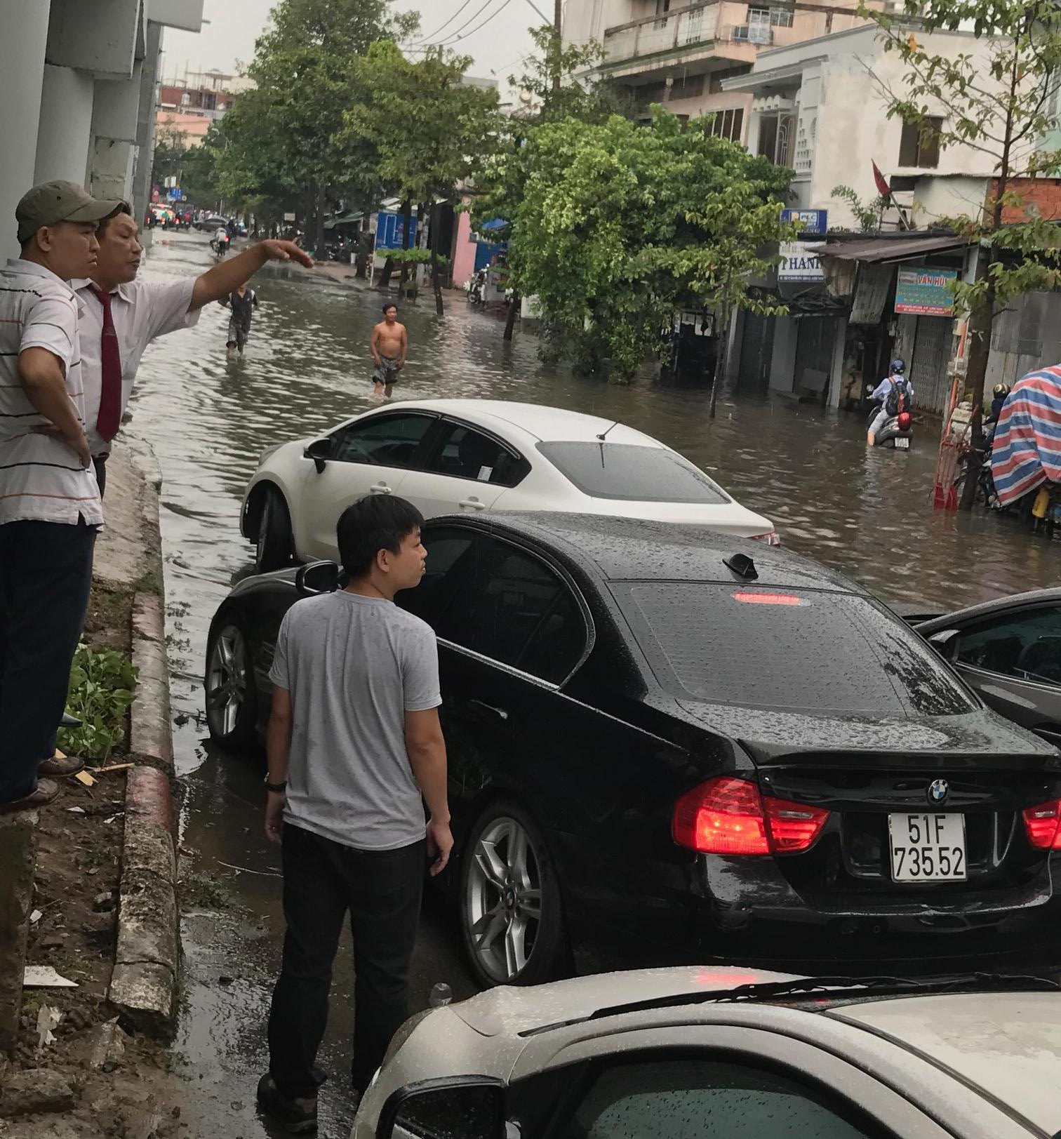 Cây đổ kéo gãy trụ điện, ngập nước gây náo loạn - Ảnh 4.