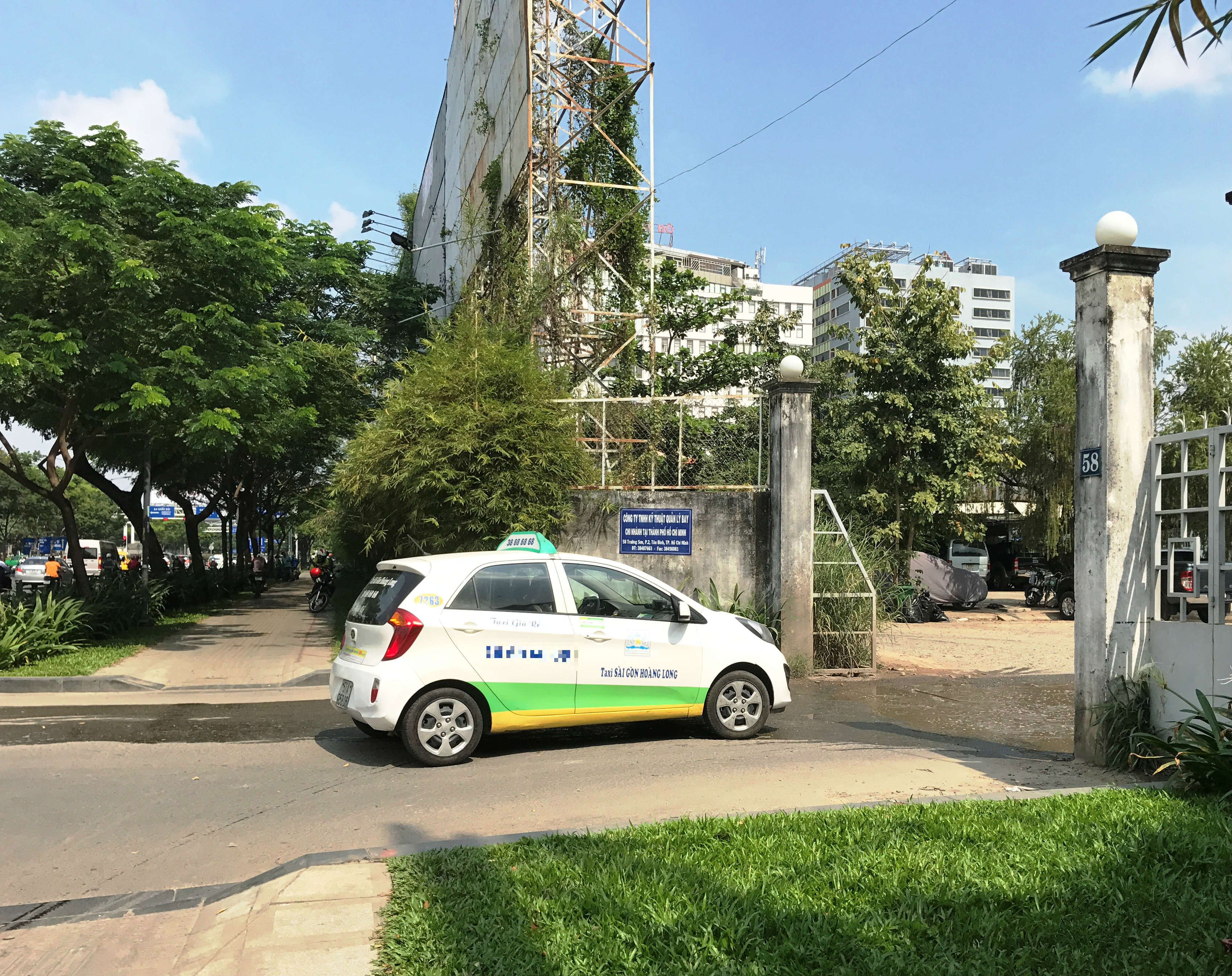 Taxi liên tục ra vào bãi đậu xe số 58 Trường Sơn