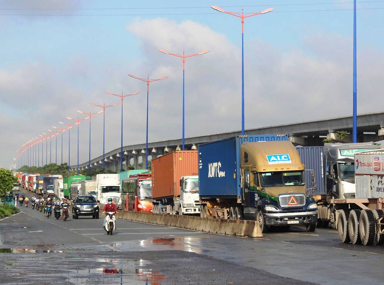 Đường trơn, xe container mất lái, xa lộ Hà Nội kẹt cứng