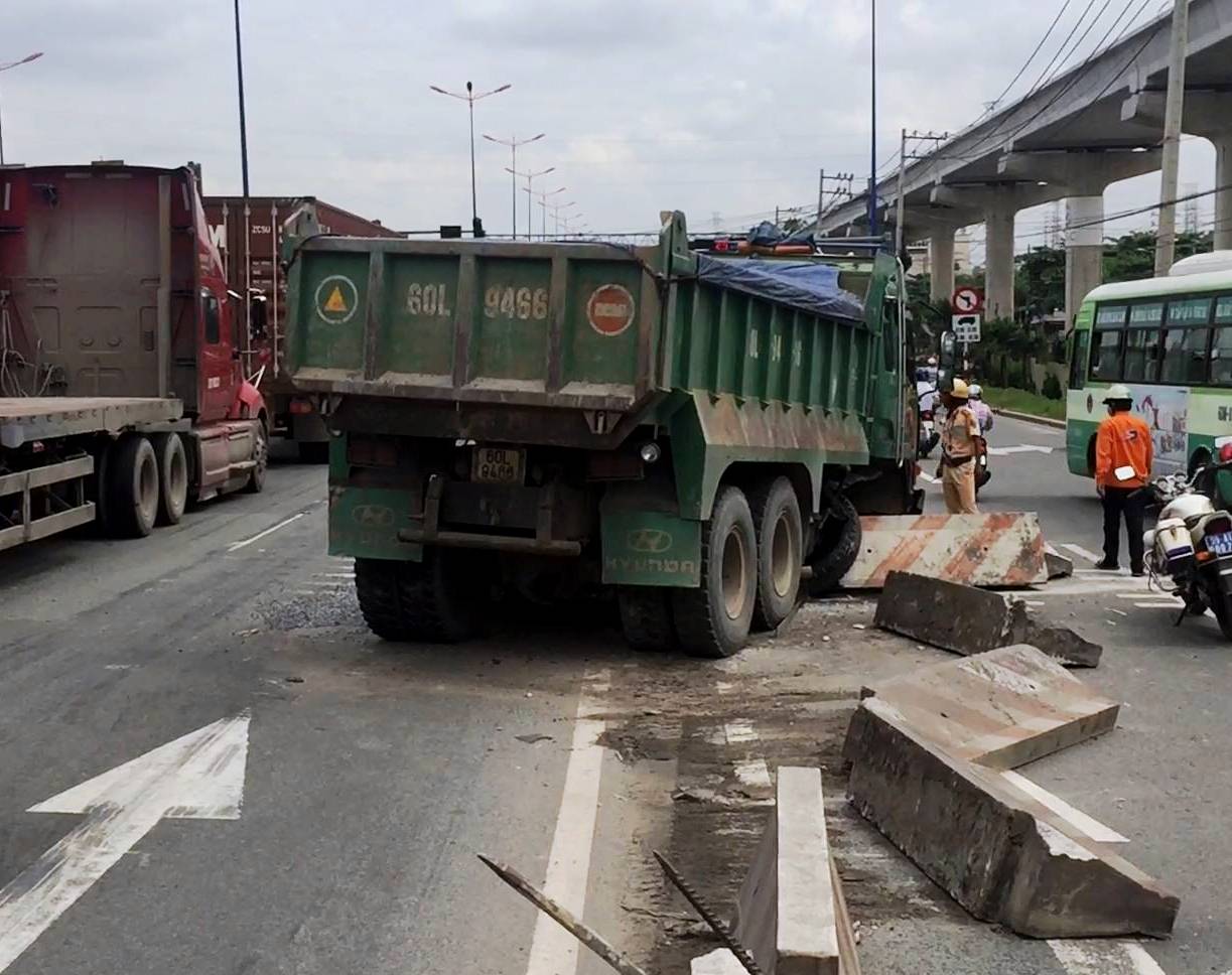 Xe ben hất văng dải phân cách, người đi đường thót tim